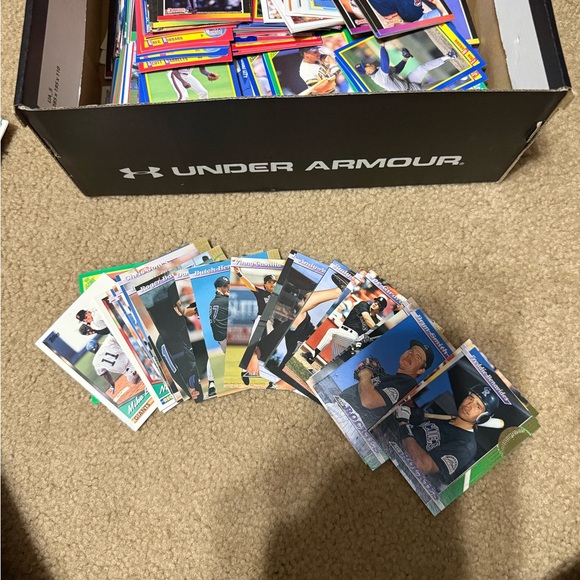 Assorted Baseball Trading Cards Collection - Picture 3 of 4